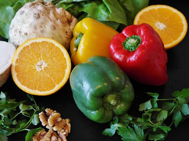 Warum Ernährungsberater das Wort Kalorien nicht verwenden -Früchte und Gemüse auf einem Teller, um die Bedeutung der Qualität unserer Nahrungsmittel hervorzuheben.